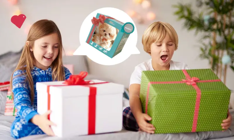 Bambini che aprono i regali